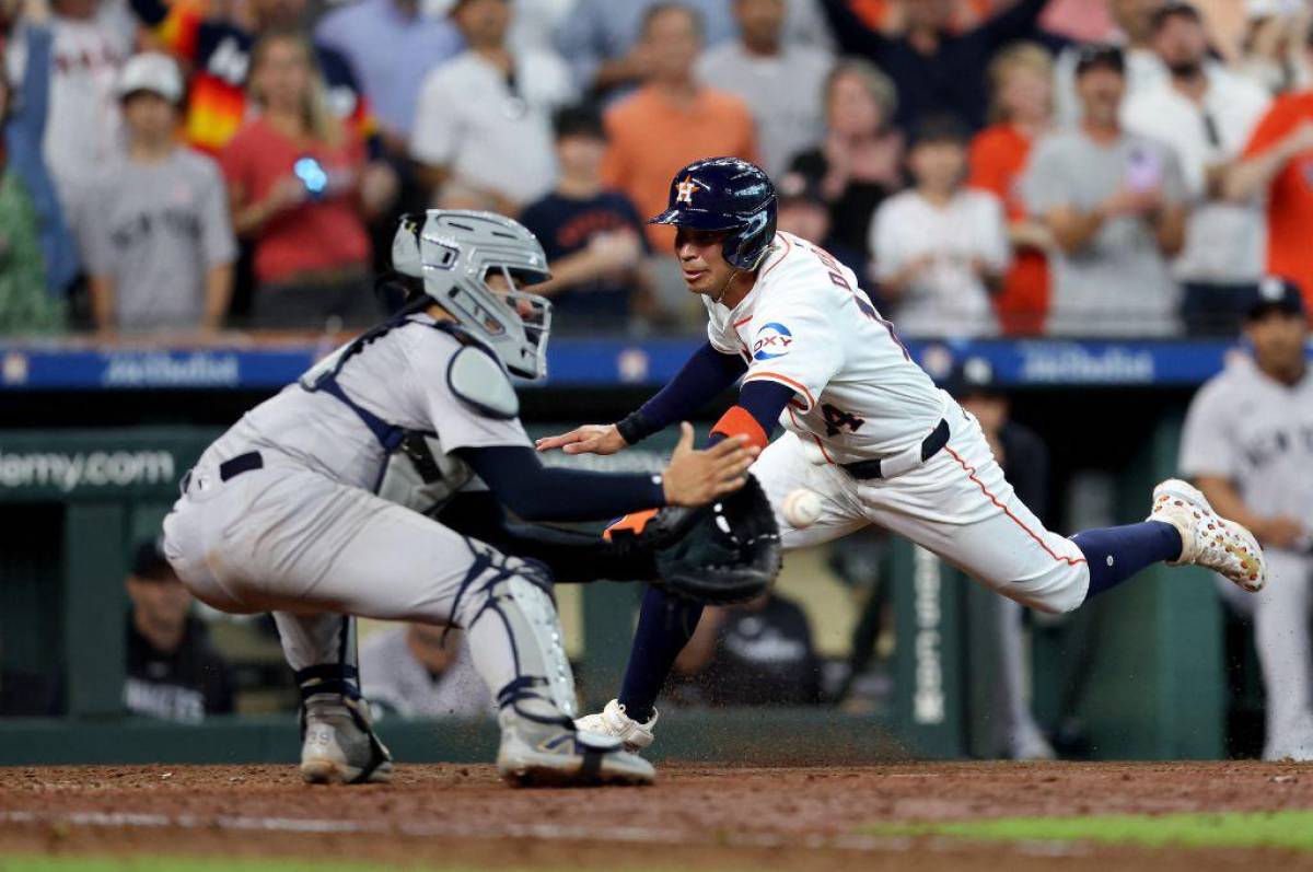 El out en home que evitó a Mauricio Dubón darle el empate a los Astros de Houston. Foto: AFP