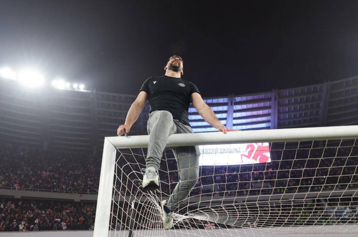 Invasión, lágrimas y locura total: La celebración de Georgia tras clasificar a la Eurocopa por primera vez en su historia