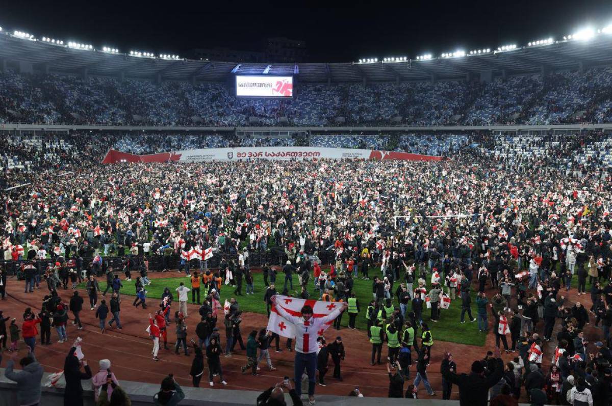 Invasión, lágrimas y locura total: La celebración de Georgia tras clasificar a la Eurocopa por primera vez en su historia