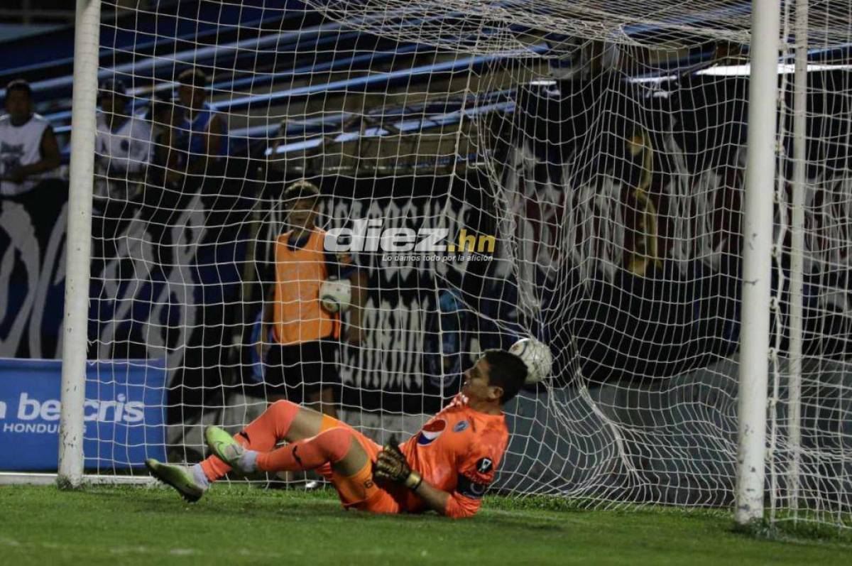 Jonathan Rougier cometió un horror y regaló un penal al Victoria que terminó en gol. Foto: Esaú Ocampo.