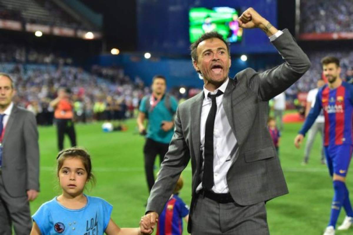 Barcelona's coach Luis Enrique (R) celebrates their victory at the end of the Spanish Copa del Rey (King's Cup) final football match FC Barcelona vs Deportivo Alaves at the Vicente Calderon stadium in Madrid on May 27, 2017.Barcelona won 3-1. / AFP PHOTO / Ander GILLENEA