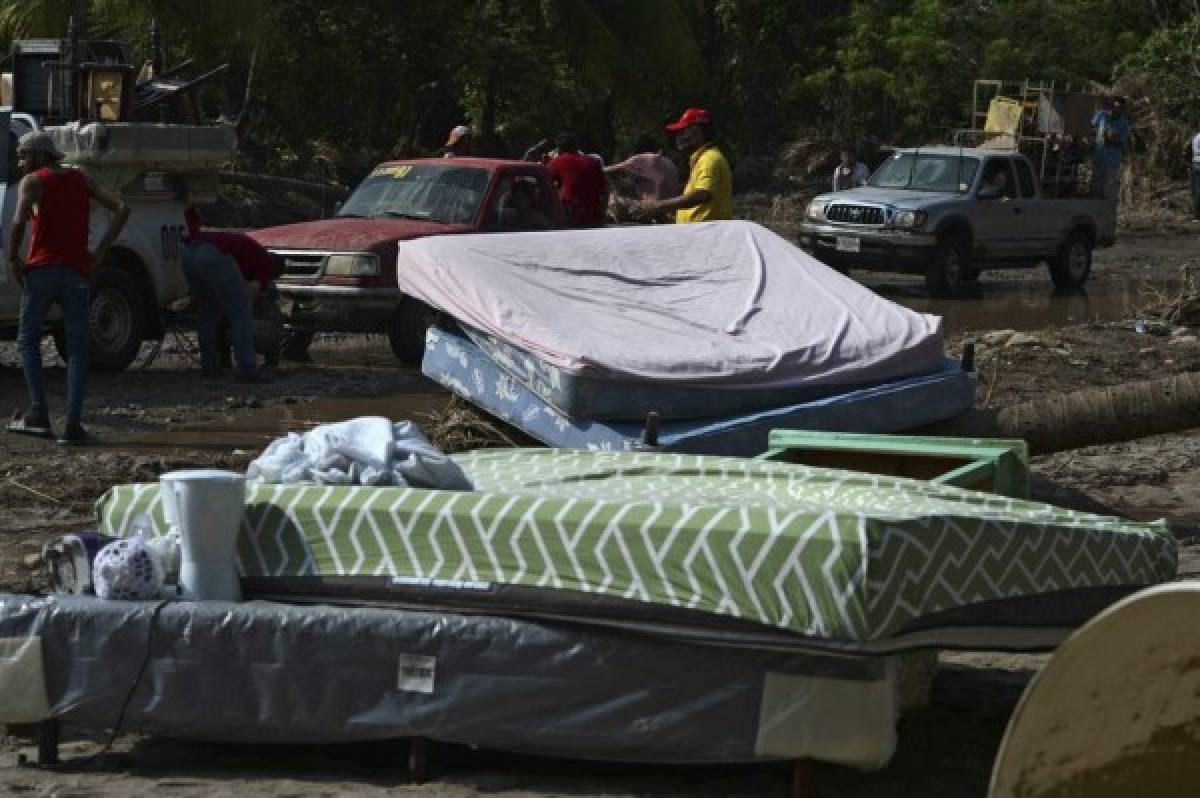 Se llevan las camas, estufas y sus mascotas: familias hondureñas dejan sus casas por miedo al hucarán Iota
