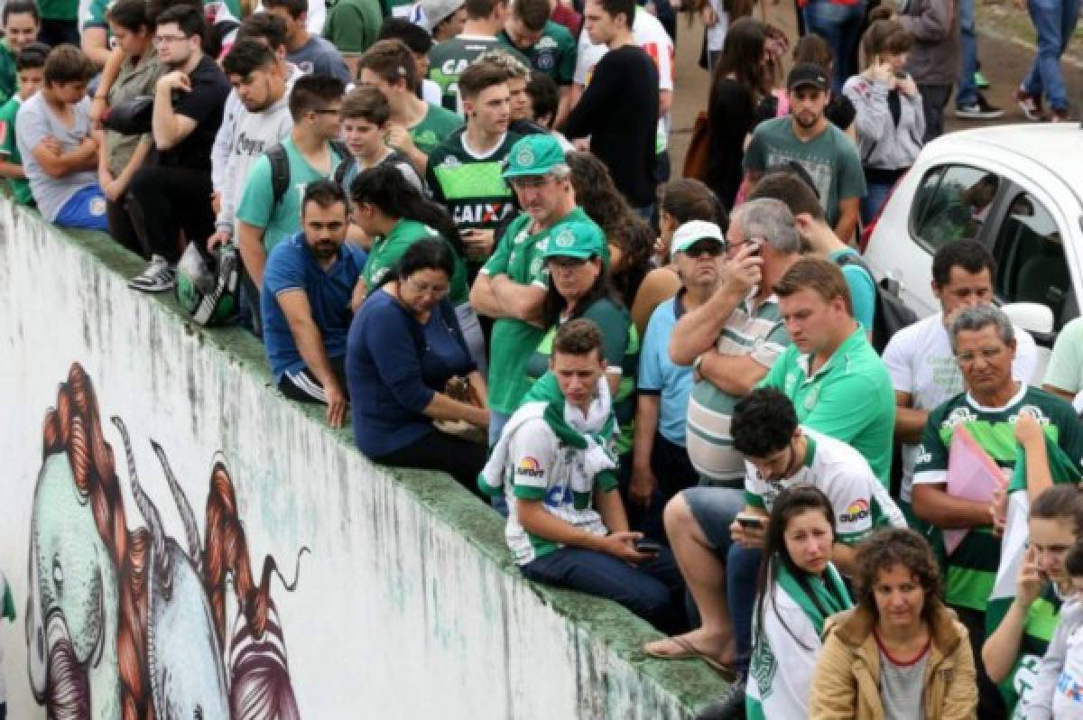 Llanto y dolor en familiares y aficionados del Chapecoense en Brasil