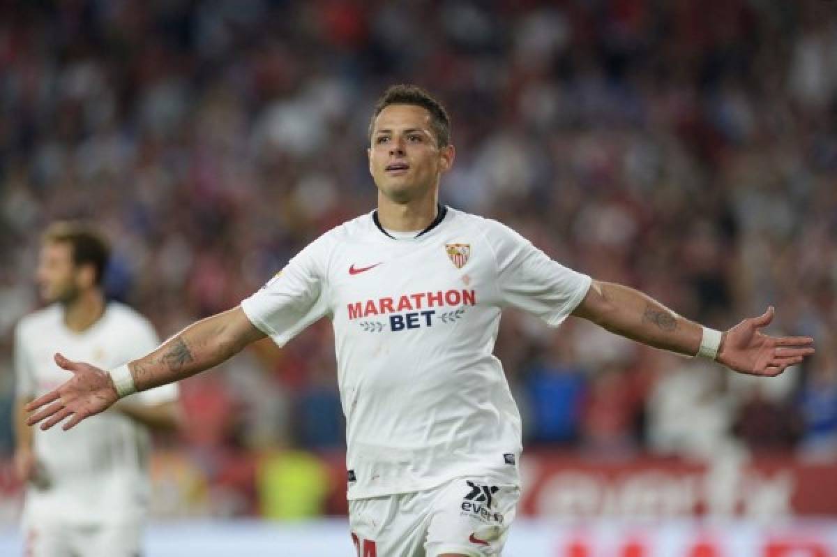 Sevilla's Mexican forward Chicharito celebrates after scoring a goal during the Spanish league football match between Sevilla FC and Getafe CF at the Ramon Sanchez Pizjuan stadium in Seville on October 27, 2019. (Photo by CRISTINA QUICLER / AFP)