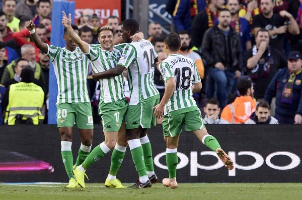 Real Betis' Spanish midfielder Joaquin (2L) celebrates scoring his team's second goal during the Spanish league football match between FC Barcelona and Real Betis at the Camp Nou stadium in Barcelona on November 11, 2018. (Photo by Josep LAGO / AFP)