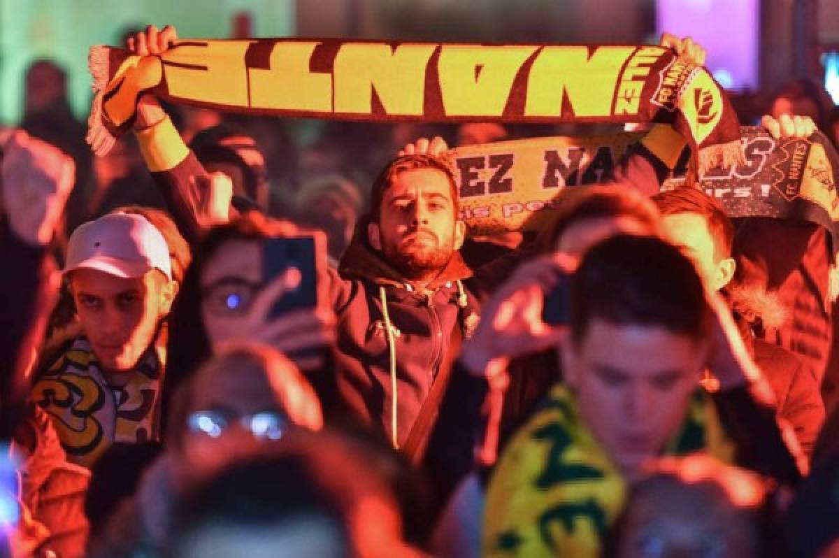 Llanto y oraciones: Conmovedor homenaje a Emiliano Sala por parte de los hinchas del Nantes