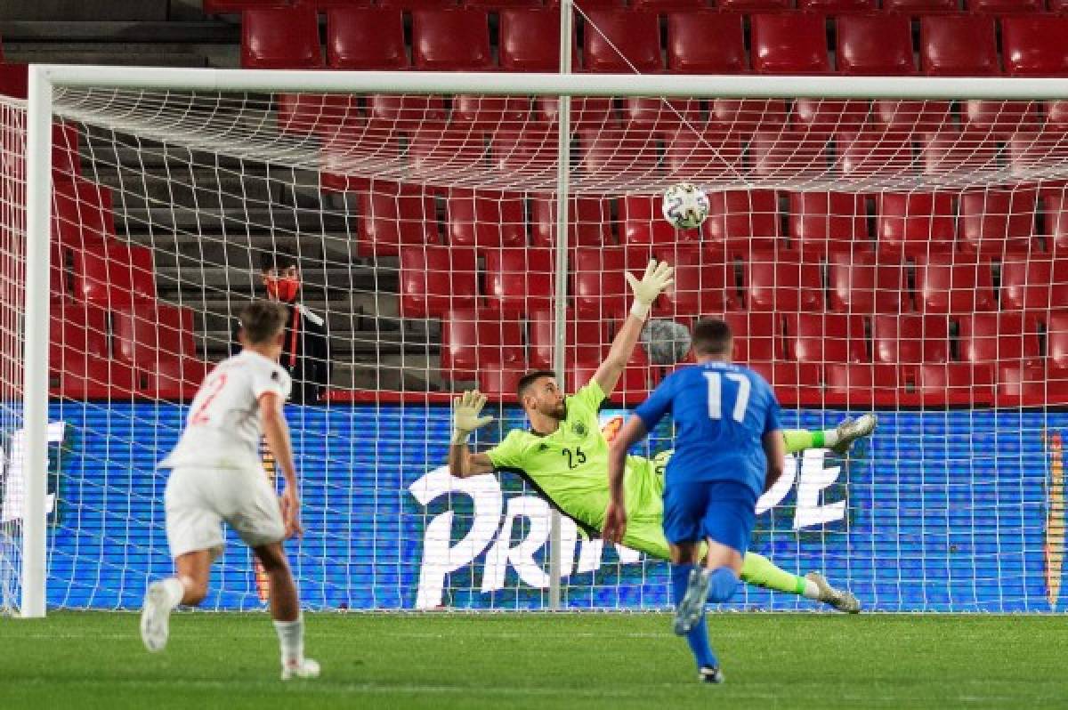 Greece's midfielder Anastasios Bakasetas (R) scores during the FIFA World Cup Qatar 2022 qualification football match between Spain and Greece on March 25, 2021 at Los Carmenes stadium in Granada. (Photo by JORGE GUERRERO / AFP)