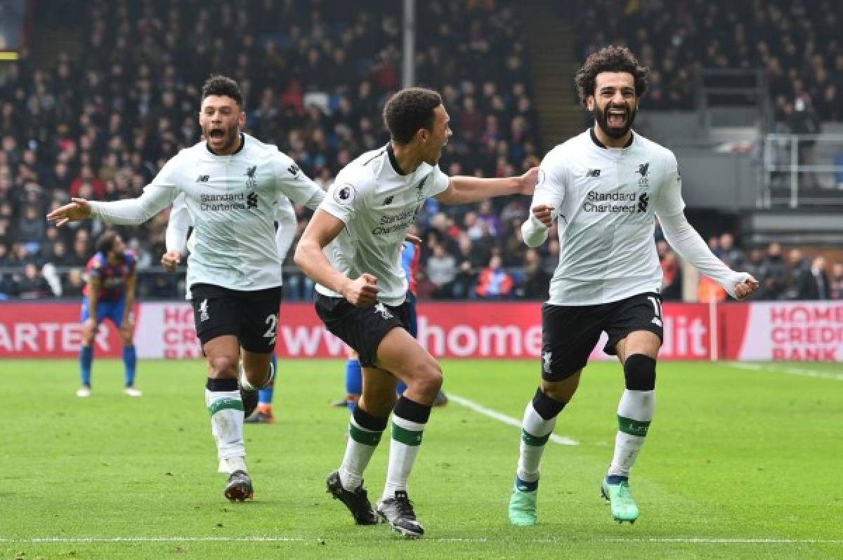 Liverpool's Egyptian midfielder Mohamed Salah (R) celebrates, with teammates, scoring the team's second goal during the English Premier League football match between Crystal Palace and Liverpool at Selhurst Park in south London on March 31, 2018. / AFP PHOTO / Glyn KIRK / RESTRICTED TO EDITORIAL USE. No use with unauthorized audio, video, data, fixture lists, club/league logos or 'live' services. Online in-match use limited to 75 images, no video emulation. No use in betting, games or single club/league/player publications. /