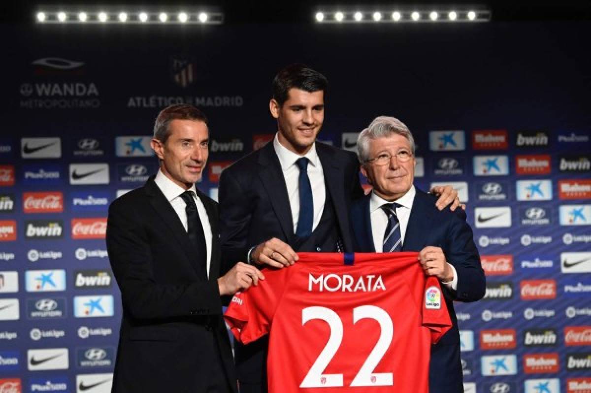 President of Club Atletico de Madrid, Enrique Cerezo (R) and the club's Italian sports director Andrea Berta (L) pose with Chelsea's former player, Spanish forward Alvaro Morata during his presentation as new player of Club Atletico de Madrid on January 29, 2019 in Madrid. (Photo by JAVIER SORIANO / AFP)