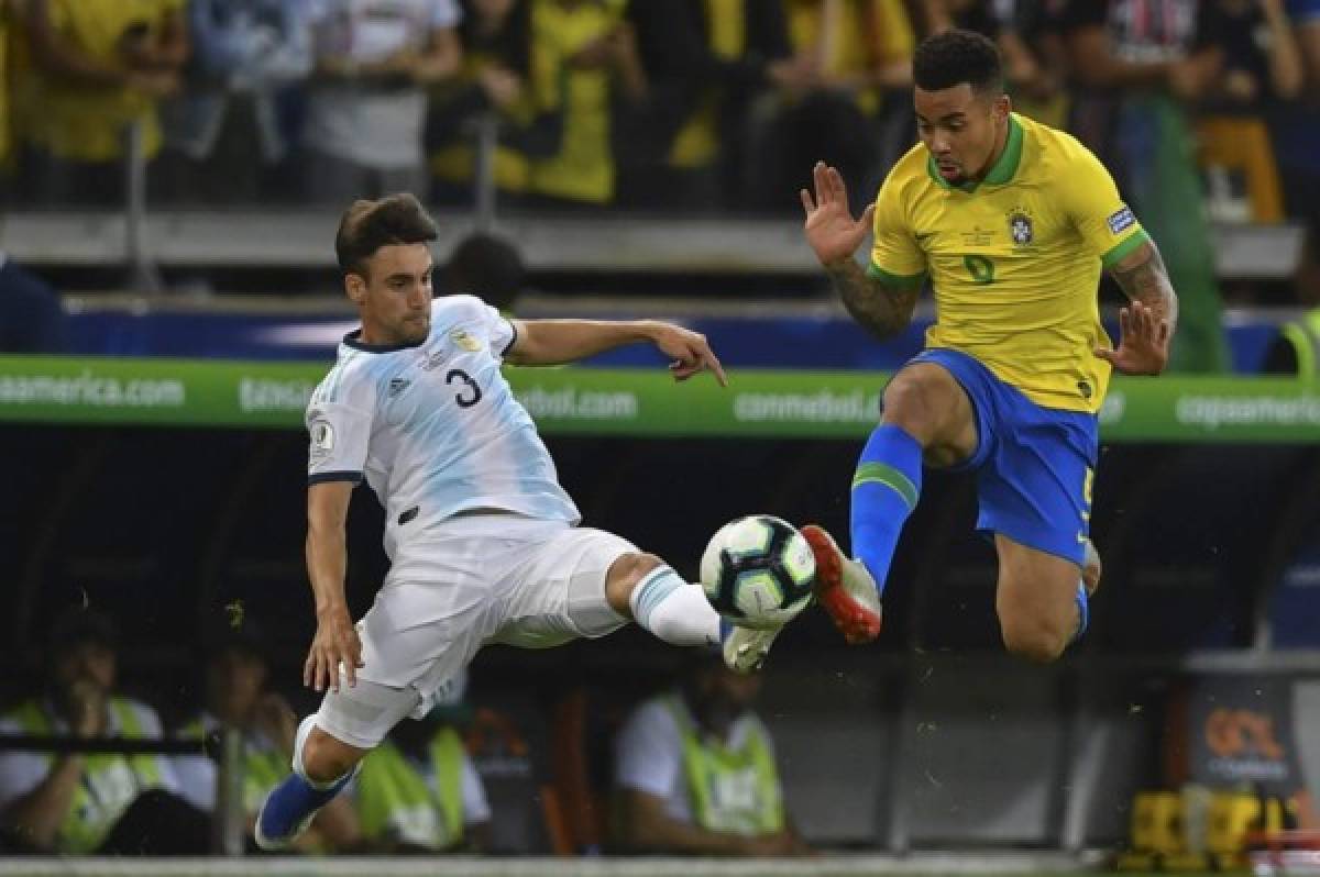 Argentina's Nicolas Tagliafico (L) and Brazil's Gabriel Jesus vie for the ball during their Copa America football tournament semi-final match at the Mineirao Stadium in Belo Horizonte, Brazil, on July 2, 2019. (Photo by Pedro UGARTE / AFP)