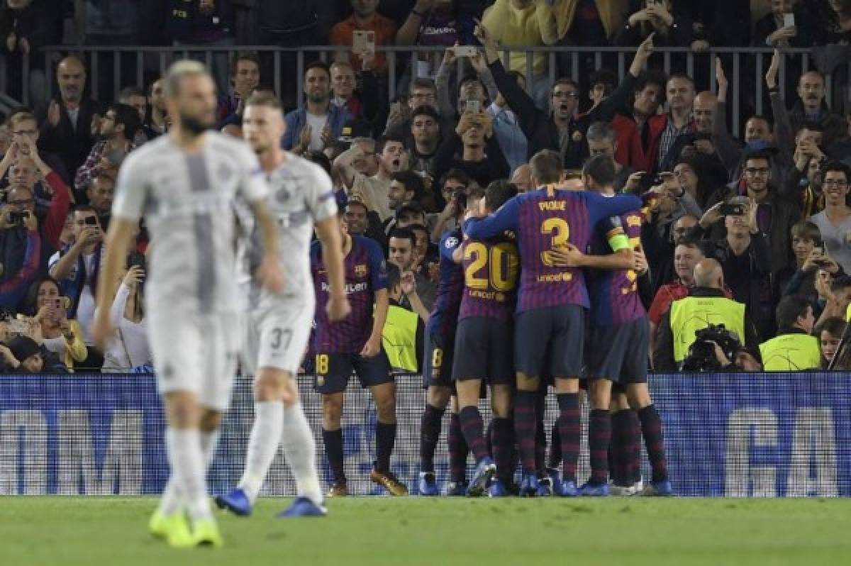 Barcelona's players celebrate after Brazilian midfielder Rafinha scored during the UEFA Champions League group B match Barcelona against Inter Milan at the Camp Nou stadium in Barcelona on October 24, 2018. (Photo by LLUIS GENE / AFP)
