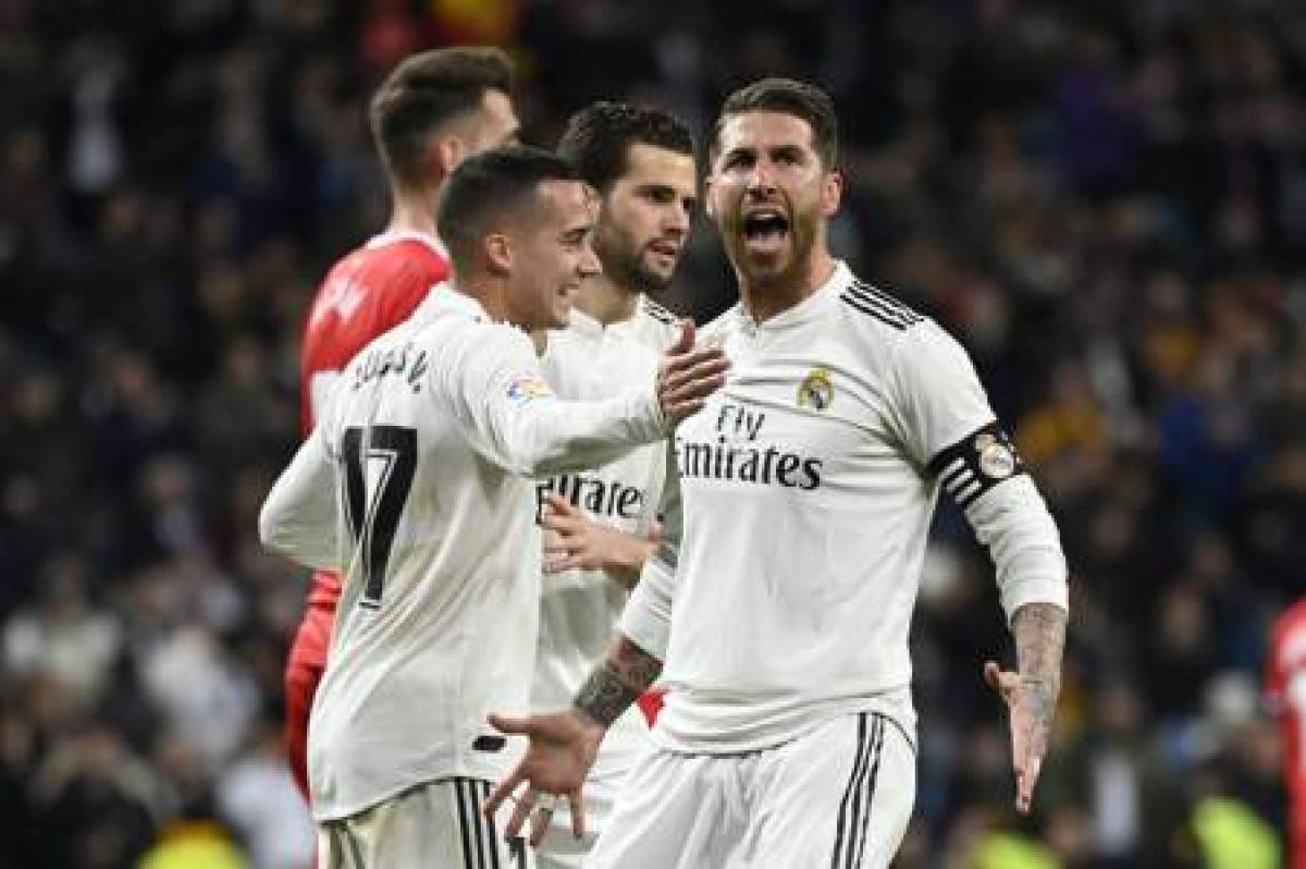 Real Madrid's Spanish defender Sergio Ramos (R) celebrates after scoring a penalty during the Spanish Copa del Rey (King's Cup) quarter-final first leg football match between Real Madrid CF and Girona FC at the Santiago Bernabeu stadium in Madrid on January 24, 2019. (Photo by JAVIER SORIANO / AFP)