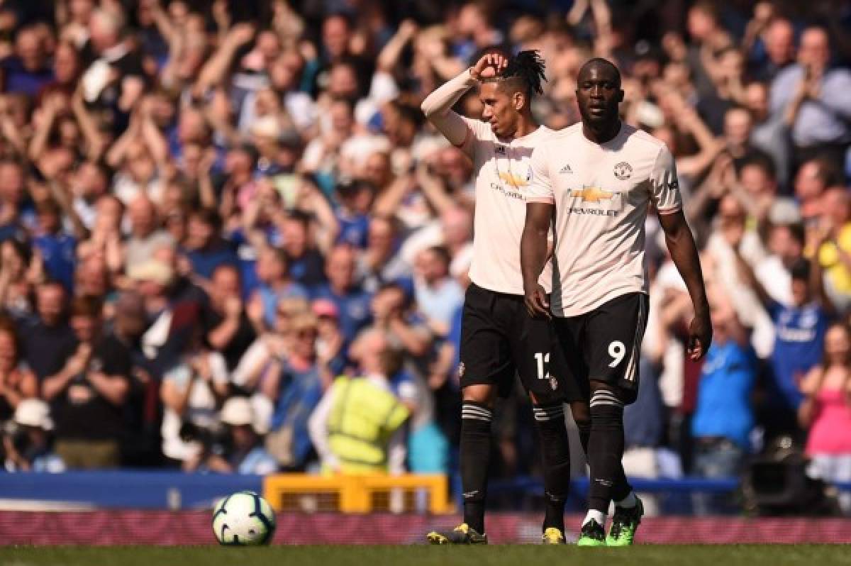Manchester United's Belgian forward Romelu Lukaku (R) and Manchester United's English defender Chris Smalling (L) react after Everton's third goal during the English Premier League football match between Everton and Manchester United at Goodison Park in Liverpool, north west England on April 21, 2019. (Photo by Oli SCARFF / AFP) / RESTRICTED TO EDITORIAL USE. No use with unauthorized audio, video, data, fixture lists, club/league logos or 'live' services. Online in-match use limited to 120 images. An additional 40 images may be used in extra time. No video emulation. Social media in-match use limited to 120 images. An additional 40 images may be used in extra time. No use in betting publications, games or single club/league/player publications. /