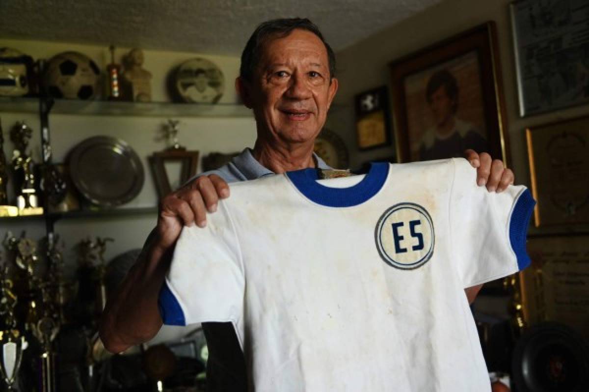 Salvadorean former footballer Mauricio 'Pipo' Rodriguez, who participated in the 1970 World Cup Mexico, and was part of the technical staff of the 1982 World Cup Spain, shows the jersey he played with, during an interview with AFP in San Salvador on June 17, 2019. - Rodriguez participated in three matches against Honduras during the qualifying rounds for the World Cup Mexico 1970. 2019 commemorates 50th anniversary of the so-called 1969 'football war' between El Salvador and Honduras. (Photo by MARVIN RECINOS / AFP)