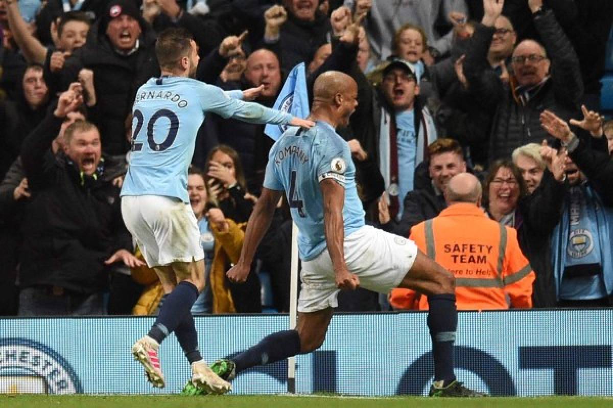 Manchester City's Belgian defender Vincent Kompany (R) celebrates scoring the opening goal during the English Premier League football match between Manchester City and Leicester City at the Etihad Stadium in Manchester, north west England, on May 6, 2019. (Photo by Oli SCARFF / AFP) / RESTRICTED TO EDITORIAL USE. No use with unauthorized audio, video, data, fixture lists, club/league logos or 'live' services. Online in-match use limited to 120 images. An additional 40 images may be used in extra time. No video emulation. Social media in-match use limited to 120 images. An additional 40 images may be used in extra time. No use in betting publications, games or single club/league/player publications. /