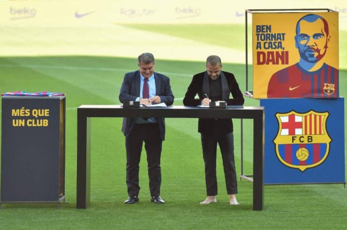 Así fue la presentación de Dani Alves como nuevo jugador del Barcelona: emoción, besos y dorsal legendario