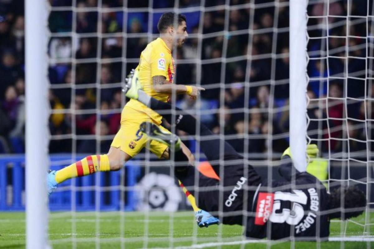 Barcelona's Uruguayan forward Luis Suarez scores his team's first goal during the Spanish league football match between RCD Espanyol and FC Barcelona at the RCDE Stadium in Cornella de Llobregat on January 4, 2020. (Photo by PAU BARRENA / AFP)