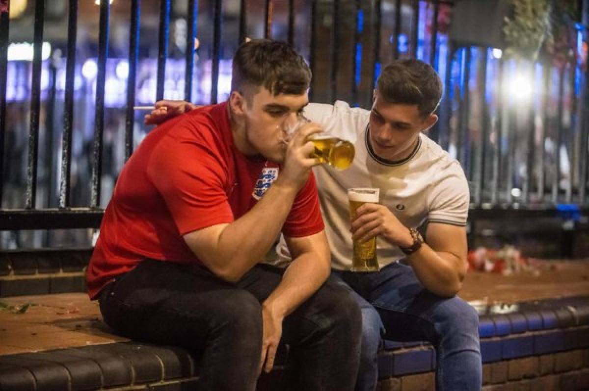 Frustración y alcohol: El dolor de los aficionados ingleses tras derrota ante Croacia