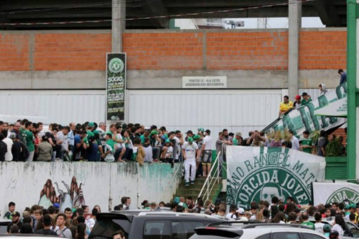 Llanto y dolor en familiares y aficionados del Chapecoense en Brasil