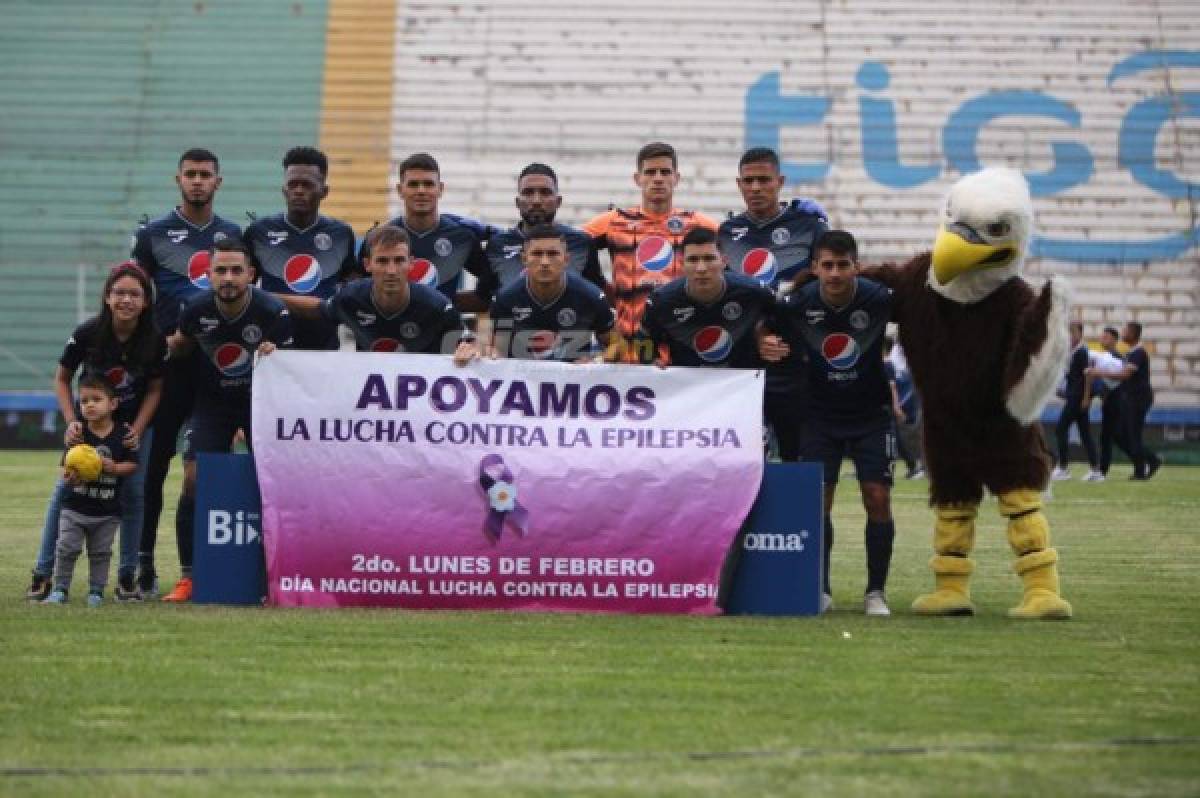 El beso de Moreira, hermosa novia de jugador del Platense y 'Firulais' fue protagonista