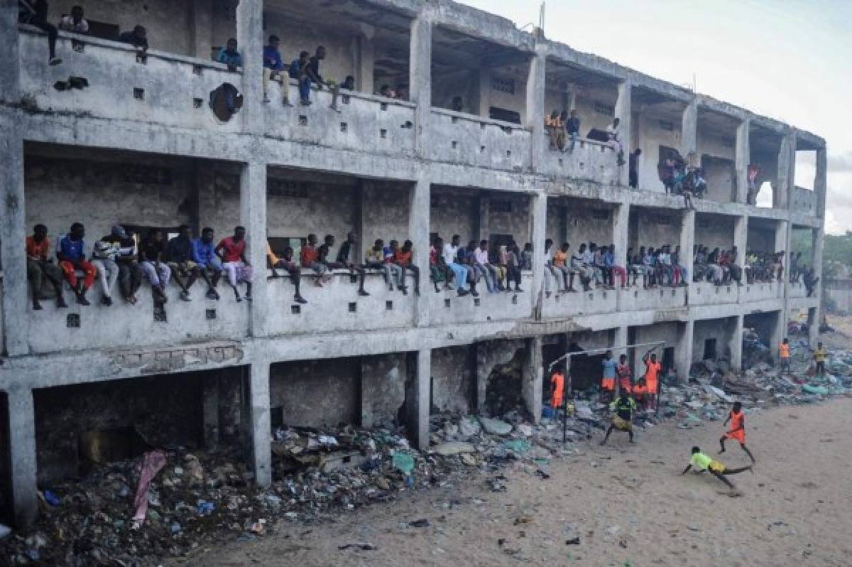 ¡IMPACTANTE! La triste realidad de como juegan fútbol los niños en Mogadishu, Somalia