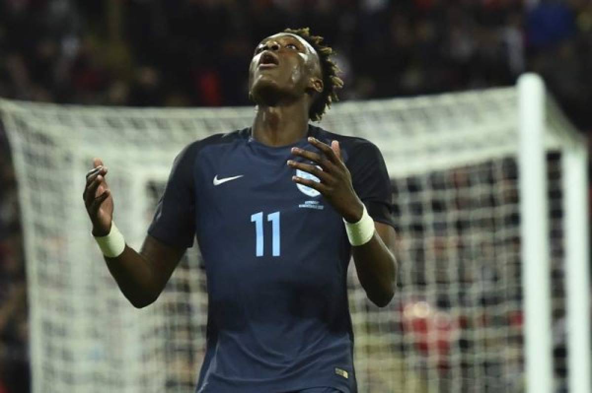 England's striker Tammy Abraham reacts after England's striker Jamie Vardy missed a chance during the friendly international football match between England and Germany at Wembley Stadium in London on November 10, 2017. / AFP PHOTO / Glyn KIRK / NOT FOR MARKETING OR ADVERTISING USE / RESTRICTED TO EDITORIAL USE