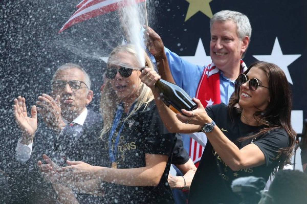 Espectacular y 'polémico' desfile en Nueva York para celebrar con la selección femenina de USA