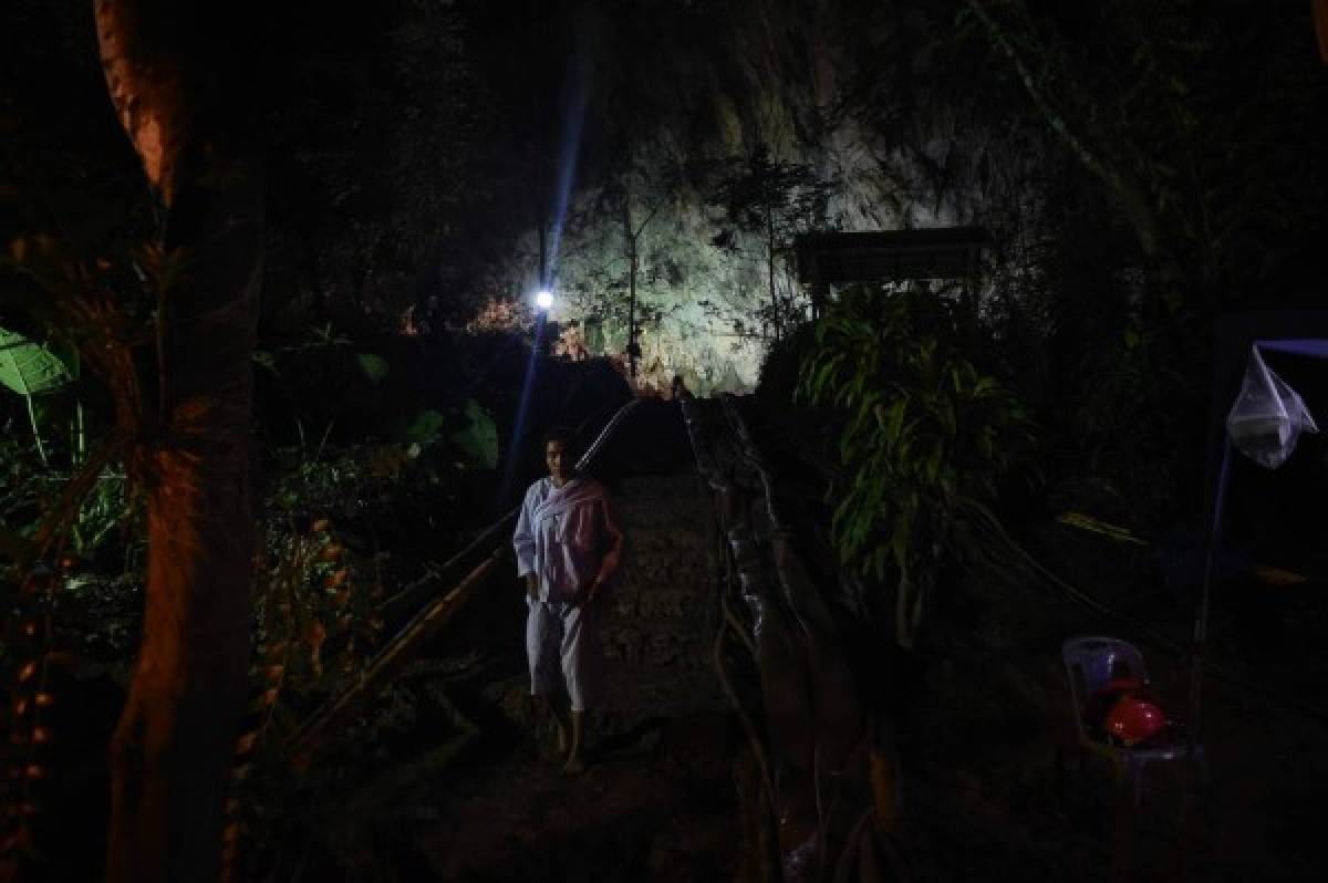 ¡El mundo aplaude! Rescatados los 12 niños y su entrenador de la cueva inundada en Tailandia  