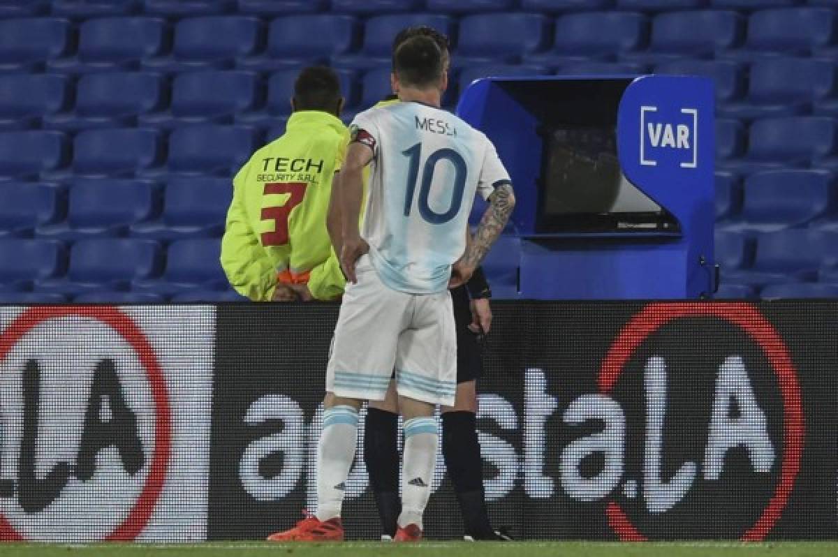 Lo que no se vio: Messi se fue con el árbitro a revisar el VAR en su gol anulado; terminó cabizbajo