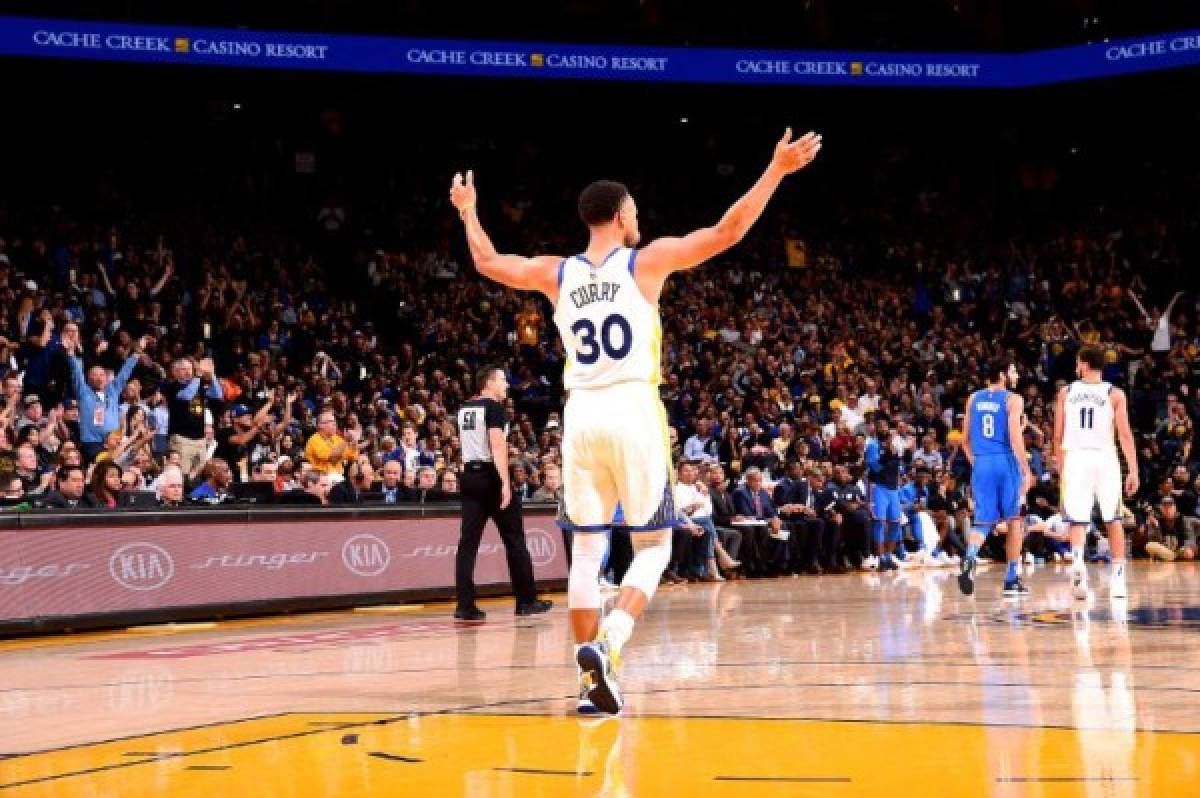 OAKLAND, CA - OCTOBER 16: Stephen Curry #30 of the Golden State Warriors reacts against the Oklahoma City Thunder during a game on October 16, 2018 at Oracle Arena in Oakland, California. NOTE TO USER: User expressly acknowledges and agrees that, by downloading and or using this photograph, User is consenting to the terms and conditions of the Getty Images License Agreement. Mandatory Copyright Notice: Copyright 2018 NBAE Noah Graham/NBAE via Getty Images/AFP
