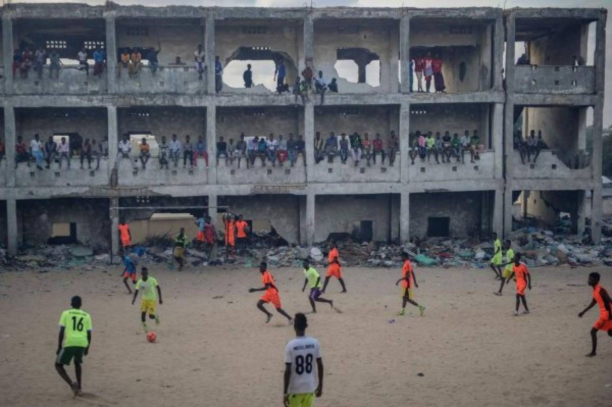 ¡IMPACTANTE! La triste realidad de como juegan fútbol los niños en Mogadishu, Somalia