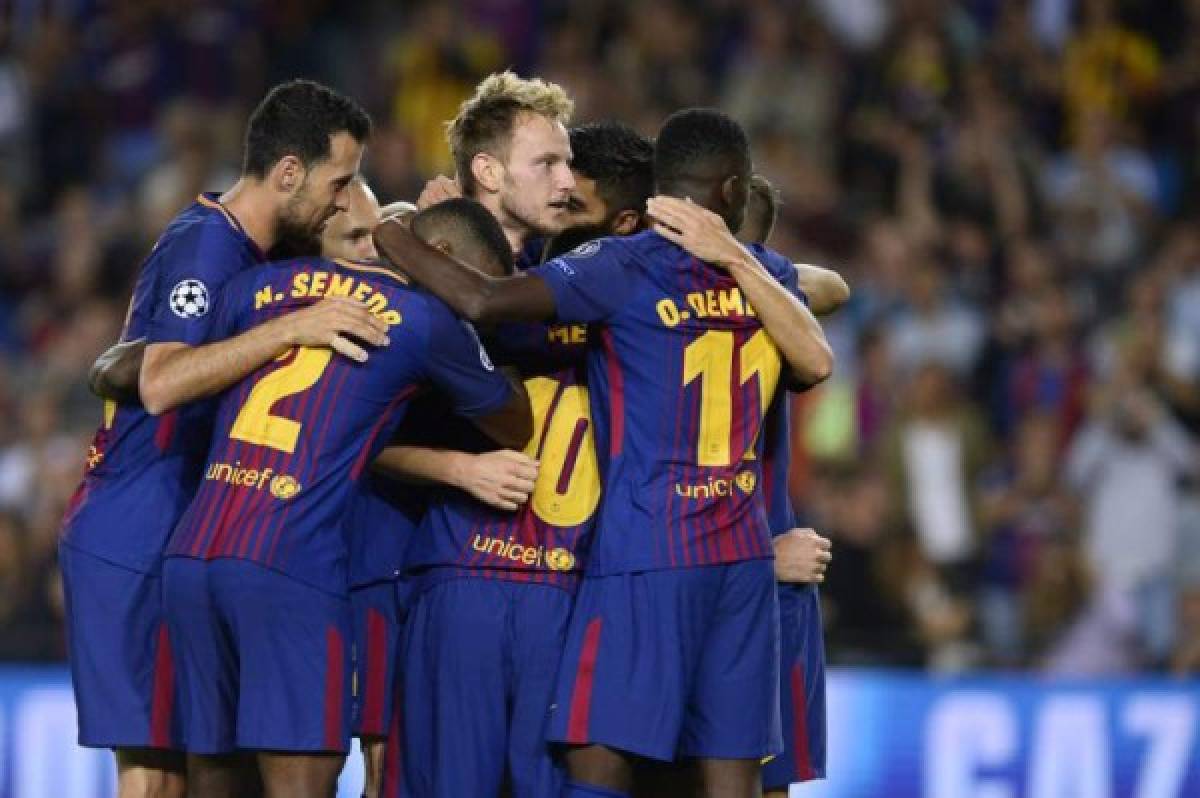 Barcelona's midfielder from Croatia Ivan Rakitic (C) celebrates with teammates after scoring during the UEFA Champions League Group D football match FC Barcelona vs Juventus at the Camp Nou stadium in Barcelona on September 12, 2017. / AFP PHOTO / Josep LAGO