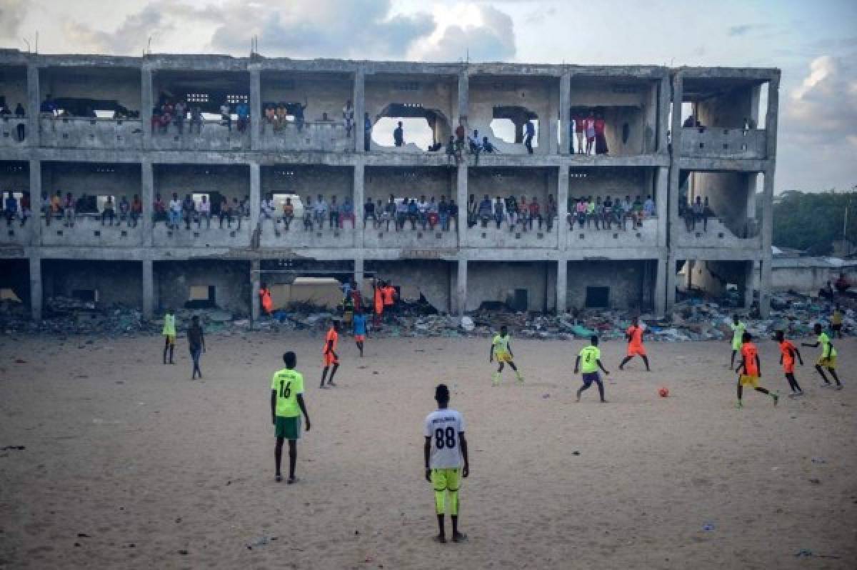¡IMPACTANTE! La triste realidad de como juegan fútbol los niños en Mogadishu, Somalia
