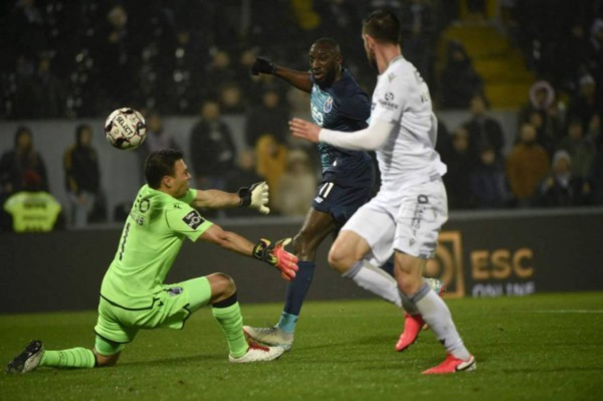 Le lanzan un bote de basura a futbolista del Porto, recibe insultos racistas y abandonó el partido