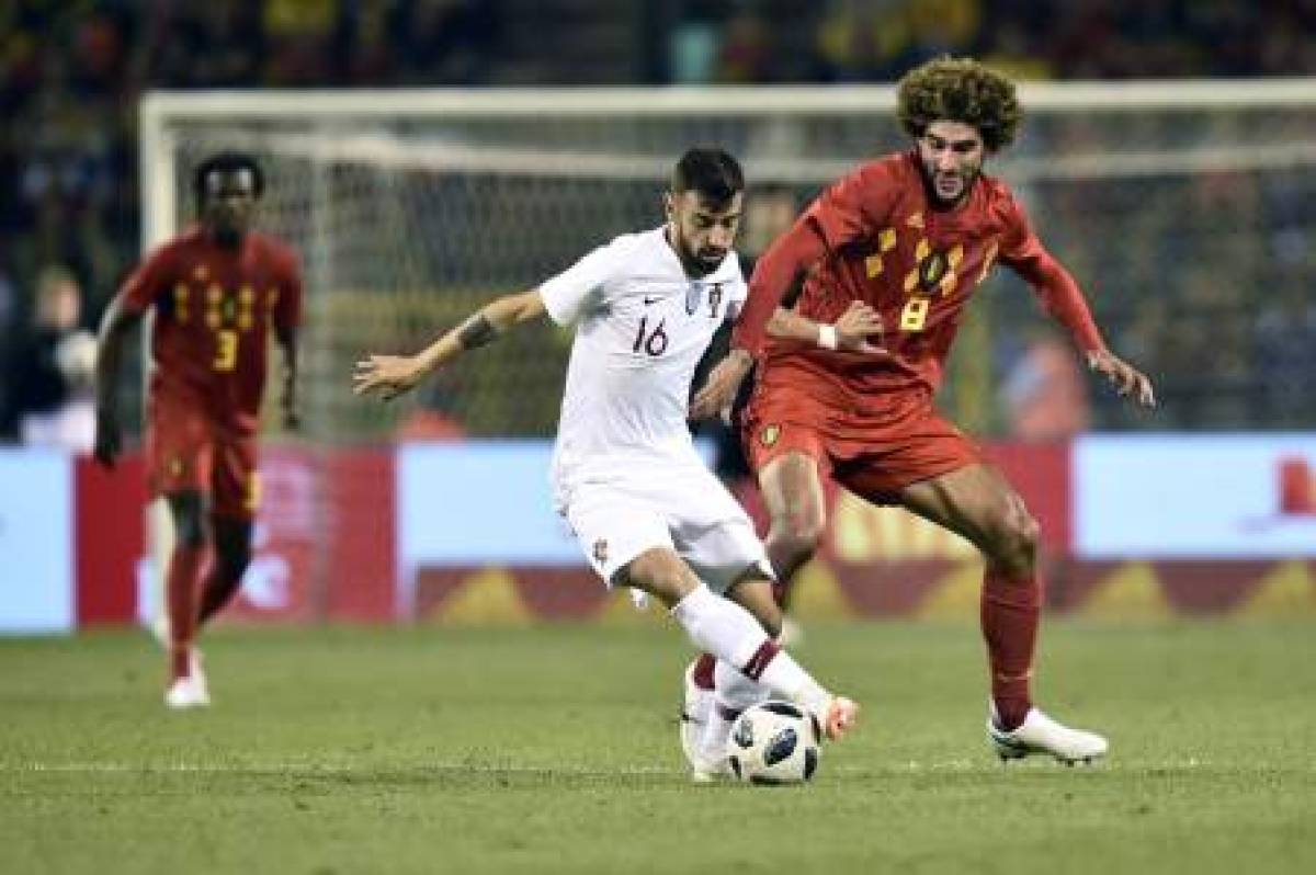 Portugal's midfielder Bruno Fernandes (L) vies with Belgium's midfielder Marouane Fellaini during the friendly football match between Belgium and Portugal, on June 2, 2018 at the King Baudouin stadium in Brussels. / AFP PHOTO / JOHN THYS