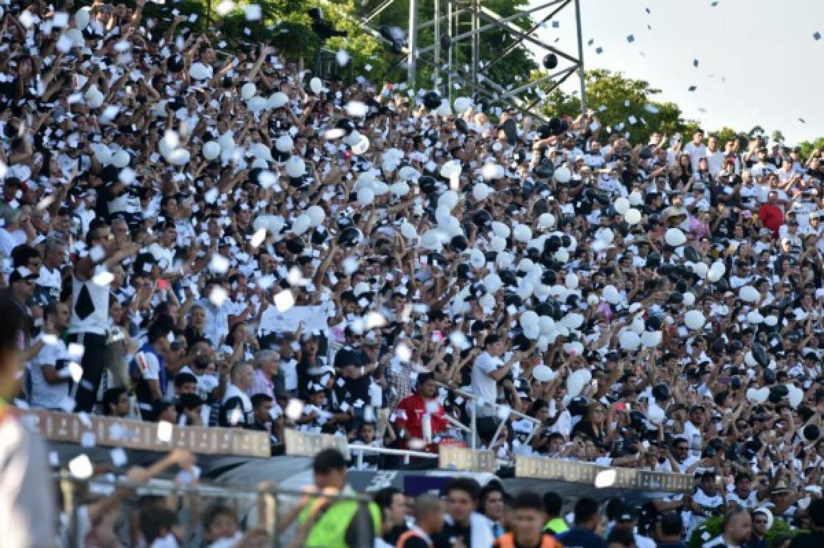 Locura total en Paraguay: Así fue el debut oficial de Adebayor con el Olimpia en un clásico