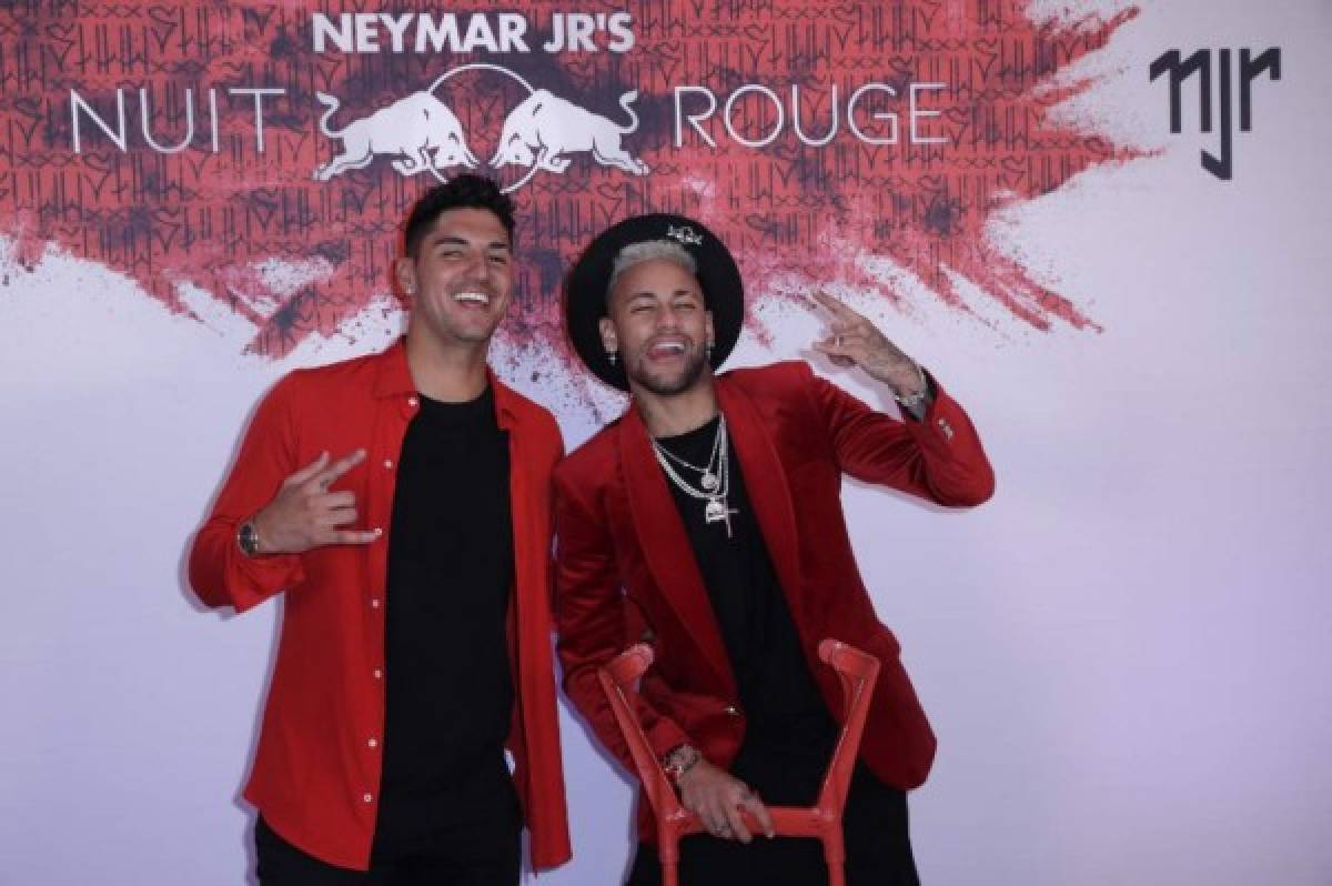 Fotos: El fiestón Neymar por su cumpleaños... ¡y en muletas!