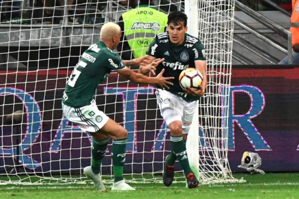 Gustavo Gomez (R) of Brazil's Palmeiras, celebrates his goal scored against Argentina's Boca Juniors, during their 2018 Copa Libertadores semifinal football match held at Allianz Parque stadium, in Sao Paulo, Brazil, on October 31, 2018. (Photo by NELSON ALMEIDA / AFP)