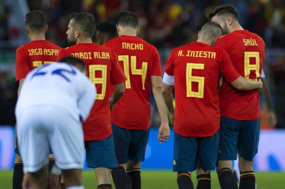 Spain's midfielder Andres Iniesta (2nd R) celebrates with midfielder Saul (R) after scoring during the international friendly football match Spain against Costa Rica at La Rosaleda stadium in Malaga on November 11, 2017. / AFP PHOTO / JORGE GUERRERO