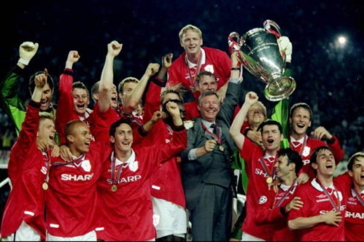 26 May 1999: Manchester United celebrate with the trophy after their 2-1 victory over Bayern Munich in the UEFA Champions League Final at the Nou Camp in Barcelona, Spain. \ Mandatory Credit: Phil Cole /Allsport