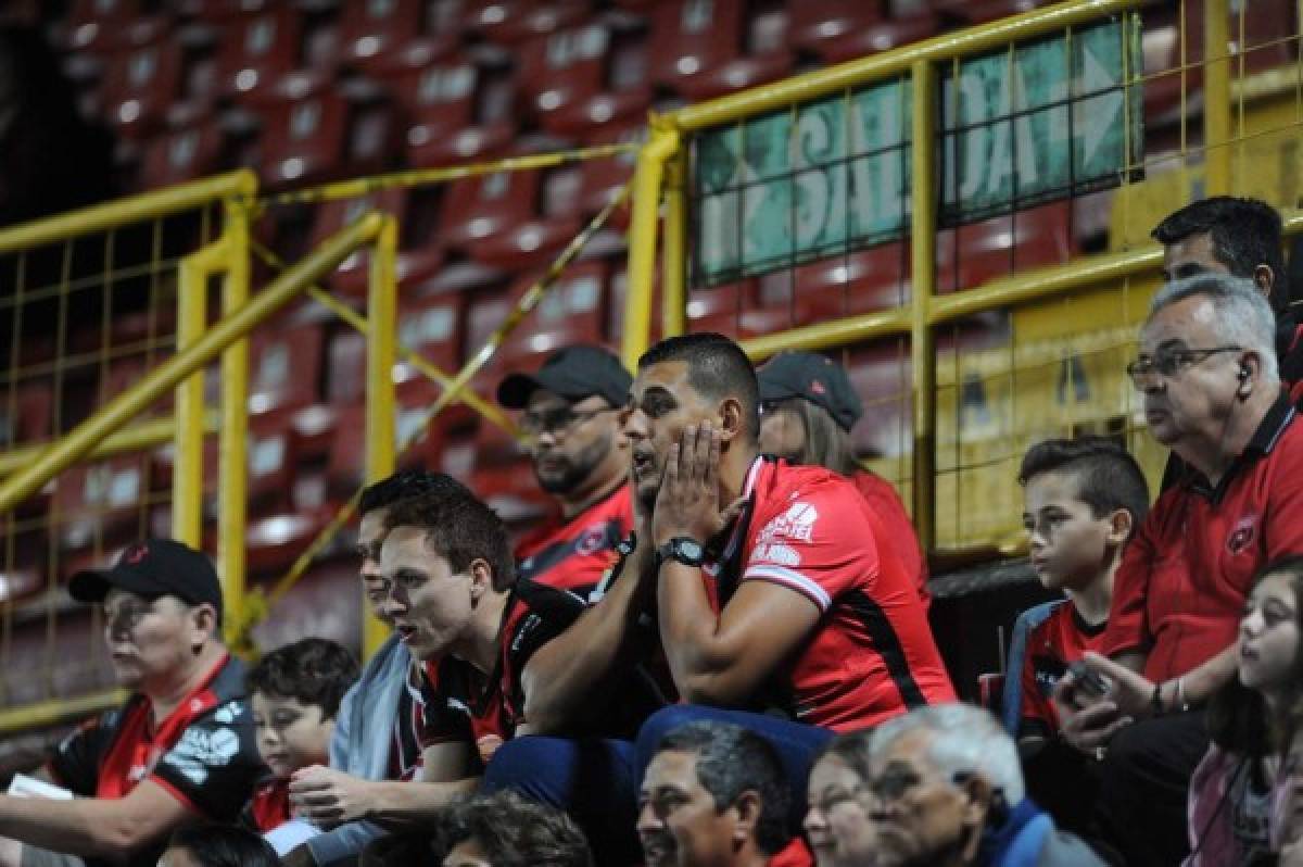 ¡Caos en el Morera Soto! Aficionados enardecidos se meten a la cancha a increpar a los jugadores del Alajuelense