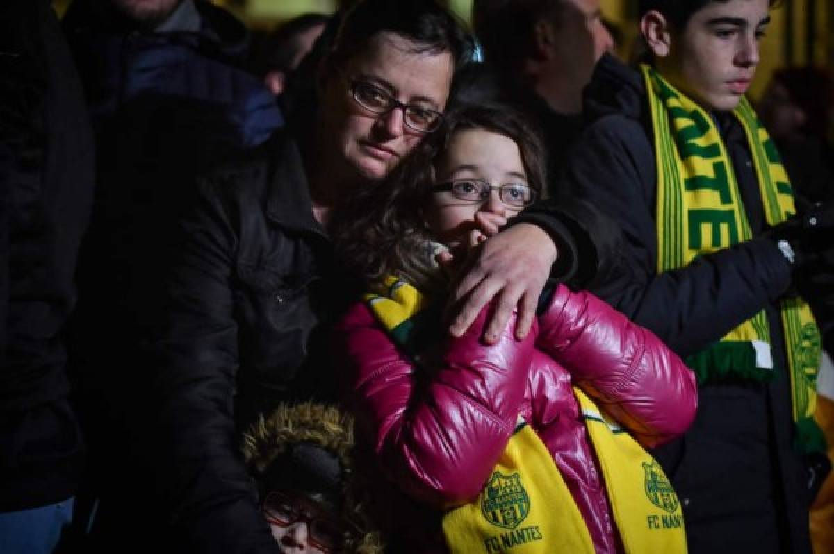 Llanto y oraciones: Conmovedor homenaje a Emiliano Sala por parte de los hinchas del Nantes