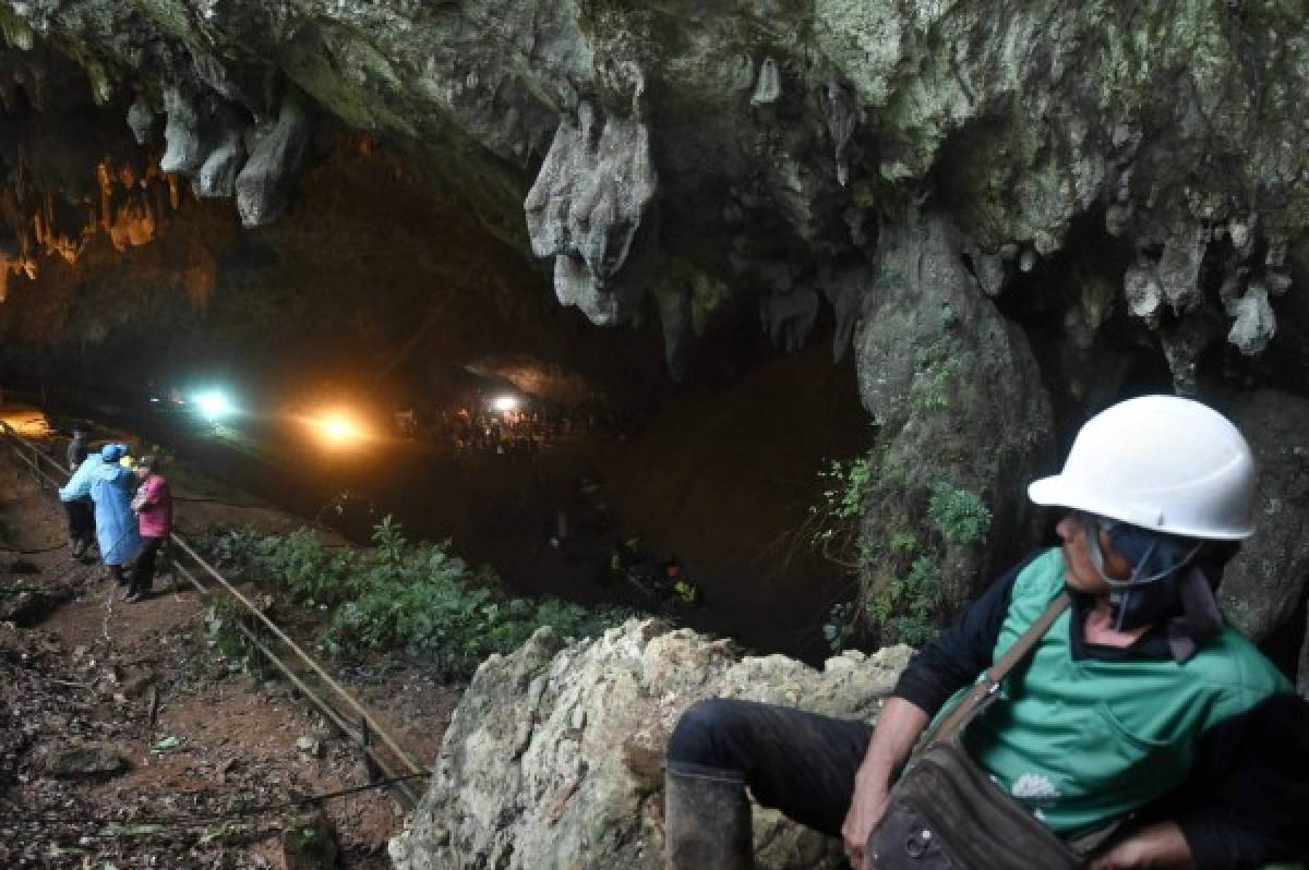 ¡El mundo aplaude! Rescatados los 12 niños y su entrenador de la cueva inundada en Tailandia  