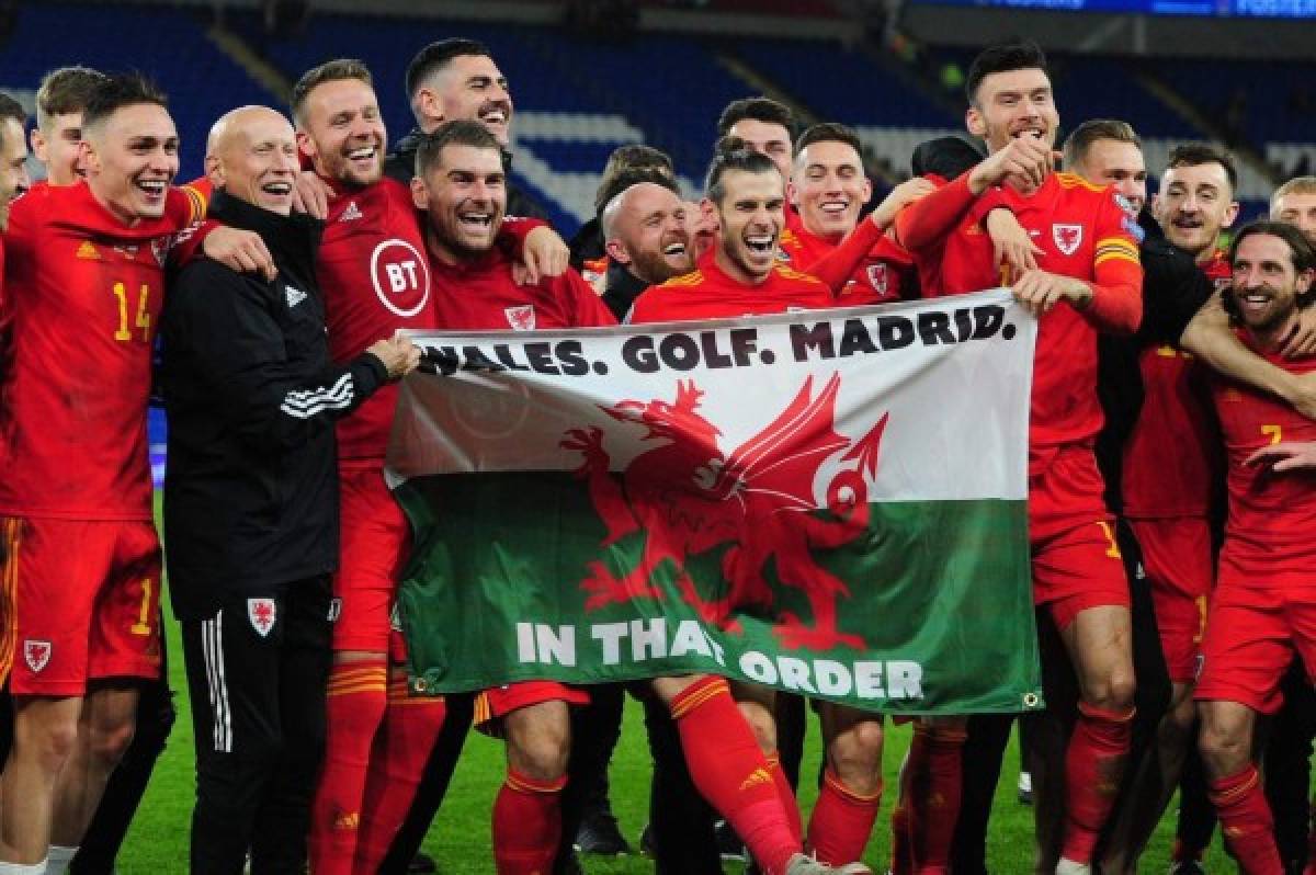 Bale celebra la clasificación a la Eurocopa 2020 con la bandera que se burla del Real Madrid