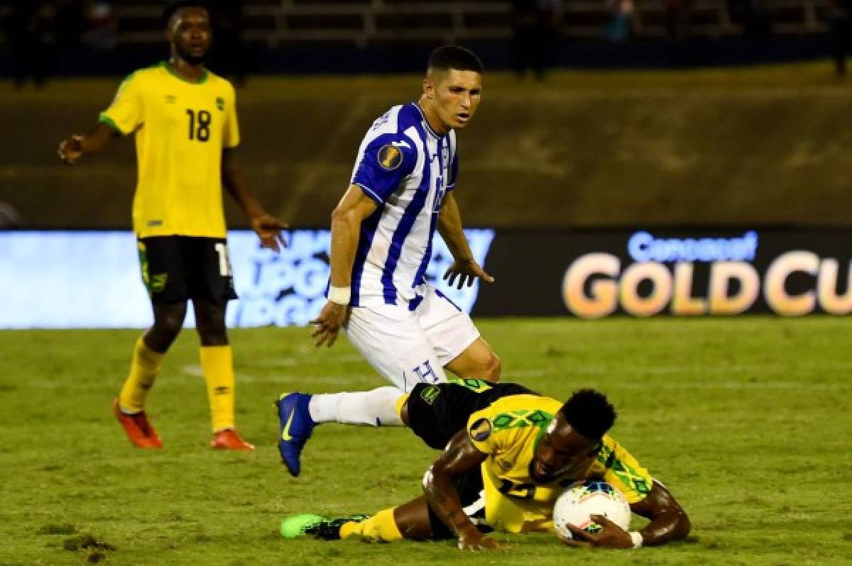 Jamaica's Junior Flemmings (R) falls during the 2019 Concacaf Gold Cup match between Jamaica and Honduras, on June 17, 2019 at Independence Park in Kingston. (Photo by CHANDAN KHANNA / AFP)