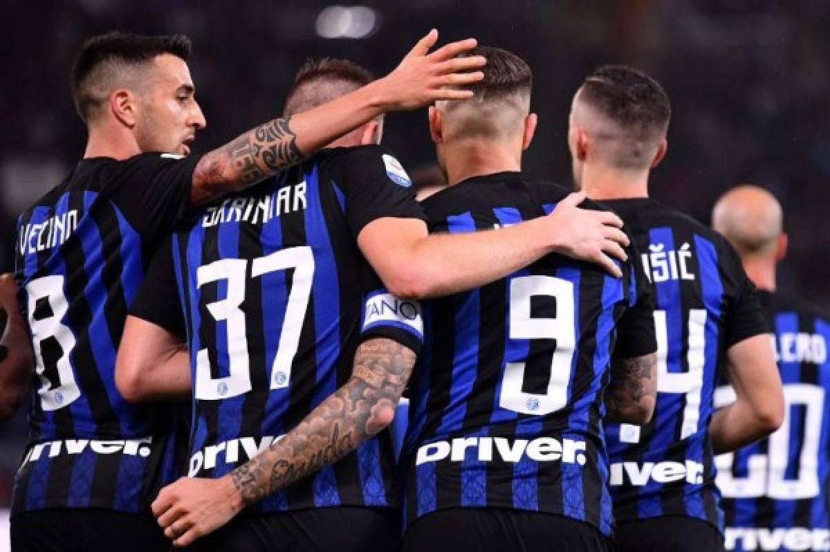 Inter Milan's Argentinan forward Mauro Icardi (3rdR) celebrates with teammates after scoring during Italian Serie A football match Lazio between Inter Milan at the Olympic stadium in Roma, on October 29, 2018. (Photo by Alberto PIZZOLI / AFP)