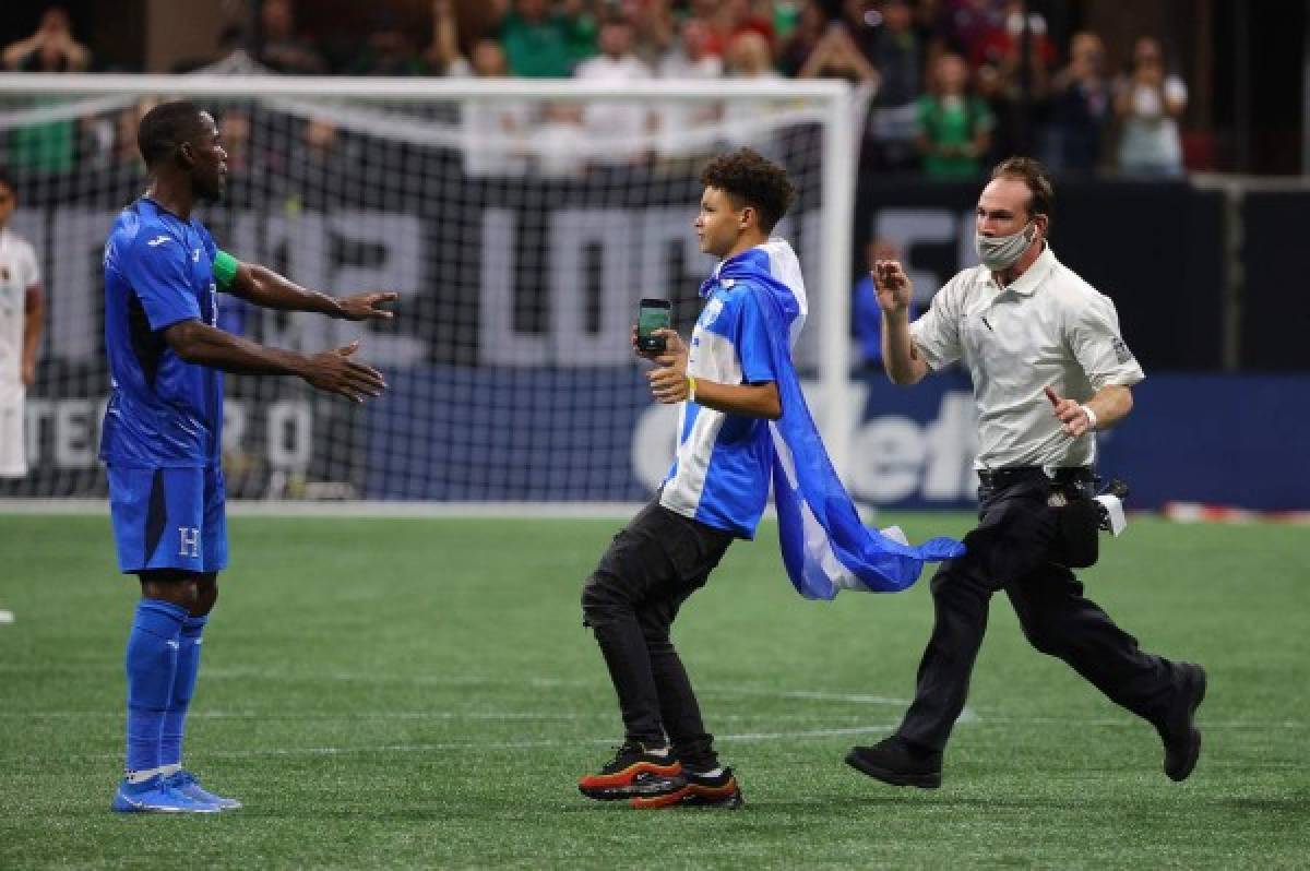 ATLANTA, GEORGIA - JUNE 12: A member of the field security personnel chases down a fan running on the pitch towards Maynor Figueroa #3 of Honduras during the second half of an international friendly against Mexico at Mercedes-Benz Stadium on June 12, 2021 in Atlanta, Georgia. Kevin C. Cox/Getty Images/AFP (Photo by Kevin C. Cox / GETTY IMAGES NORTH AMERICA / Getty Images via AFP)