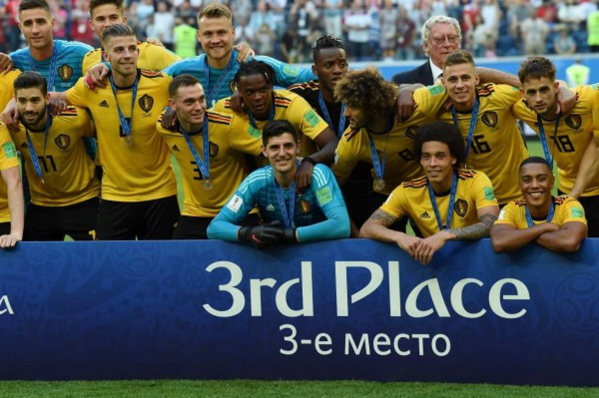 Belgium's team pose with their medals after winning their Russia 2018 World Cup play-off for third place football match between Belgium and England at the Saint Petersburg Stadium in Saint Petersburg on July 14, 2018. / AFP PHOTO / PAUL ELLIS / RESTRICTED TO EDITORIAL USE - NO MOBILE PUSH ALERTS/DOWNLOADS