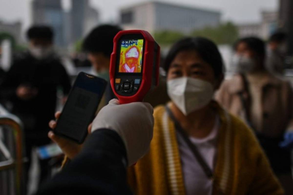 ¡Se terminó el encierro! Ciudadanos de Wuhan, China, regresan a las calles