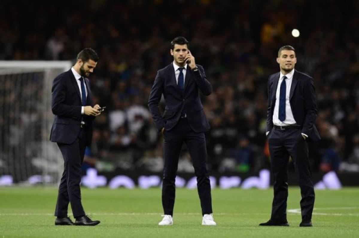 Real Madrid's Spanish defender Nacho Fernandez (L), Real Madrid's Spanish striker Alvaro Morata and Real Madrid's Croatian midfielder Mateo Kovacic (R) take in the atmosphere on the pitch ahead of the UEFA Champions League final football match between Juventus and Real Madrid in Cardiff, south Wales, on June 3, 2017. / AFP PHOTO / Javier SORIANO
